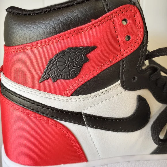 Jordan 1 Retro High Satin Black Toe 2019 Women's Size 6 - Picture 11 of 15